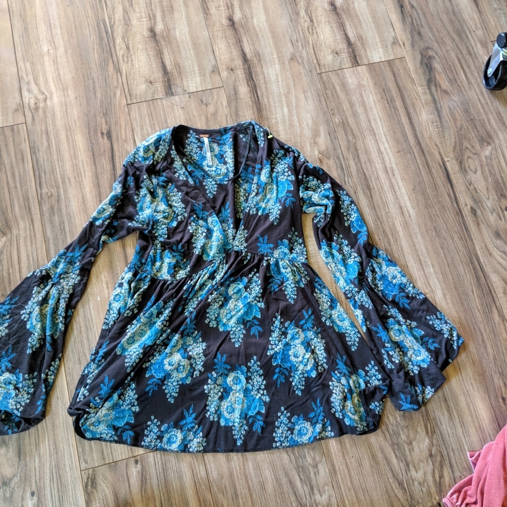 Free people. Long sleeved blouse. Size xs.